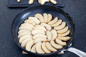 Äpfel auf das Zuckerkaramell geben