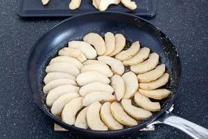 Äpfel auf das Zuckerkaramell geben