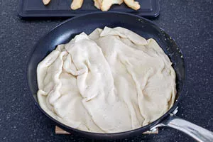 Blätterteig darüberlegen und backen