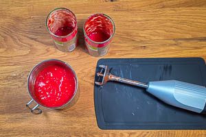 Tomaten aus der Dose, Knoblauch und Zwiebeln pürieren