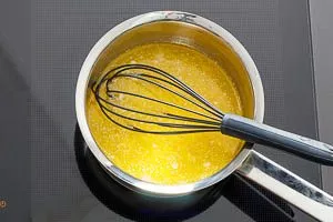 Butter in einem kleinen Kochtopf schmelzen