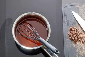 Schokolade kleinhacken und mit der Butter schmelzen