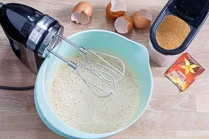 Eier und Zucker cremig rühren