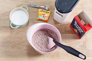 Trockene Brownie-Zutaten in einer Rührschüssel vermengen