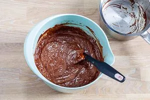 Schoko-Butter-Mischung unterrühren