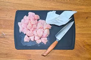 Hähnchenbrustfilets schneiden und trocken tupfen.