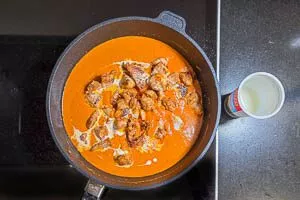 Hähnchen in die Pfanne geben.