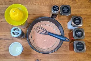 Marinade in der Schüssel zusammenmischen.