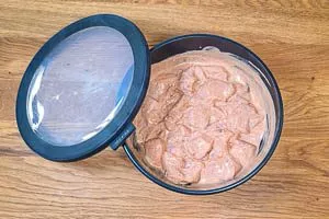 Hähnchenwürfel in die Marinade geben und in den Kühlschrank stellen.