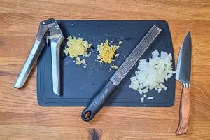 Knoblauch, Ingwer und Zwiebeln würfeln.
