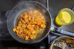 Hähnchenfleisch in Butterschmalz braten.