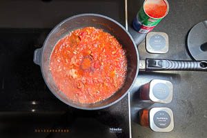 Zwiebeln und Tomaten hinzugeben.