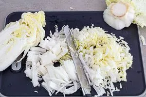 Chinakohl Salat in Streifen schneiden