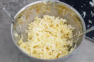 Dressing und Chinakohl miteinander vermengen