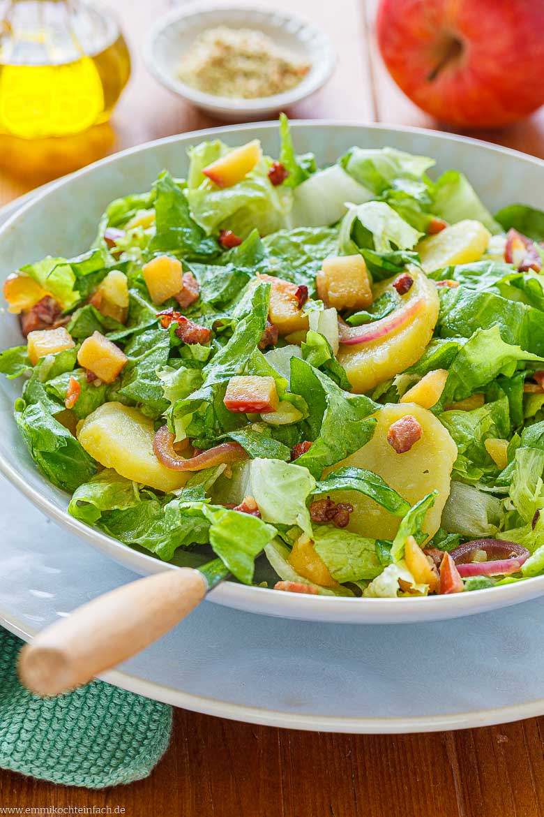 Endivie mit Kartoffeln, Apfel und Speck