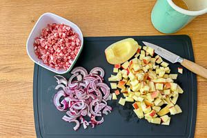 Zwiebel und Apfel schneiden