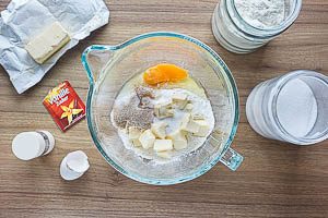 In einer Schüssel alle Zutaten für den Mürbeteig geben.