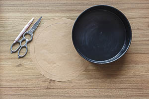 Backpapier in rund ausschneiden.