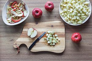 Äpfel schälen und klein schneiden.