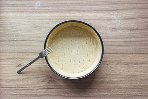 Rand in die Form geben und andrücken.