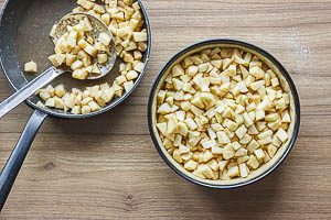 Apfelwürfel auf den Teig geben.