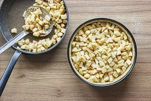 Apfelwürfel auf den Teig geben.