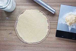 Mürbeteig rund ausrollen und zurück in den Kühlschrank geben.
