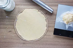 Mürbeteig rund ausrollen und zurück in den Kühlschrank geben.