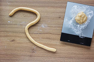 Den Teig für den Rand zur Rolle formen.