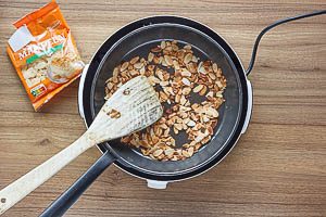 Mandeln für das Topping rösten.