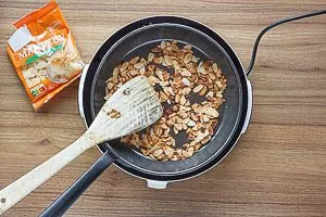 Mandeln für das Topping rösten.