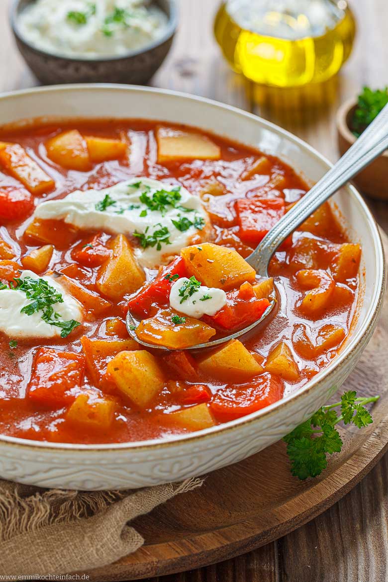 Gulasch aus Kartoffeln, Paprika und Zwiebeln