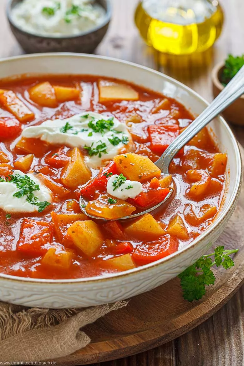 Gulasch aus Kartoffeln, Paprika und Zwiebeln