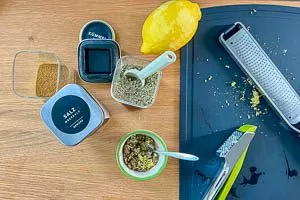 Kümmel, Majoran, Salz, Zitronenschale und gepressten Knoblauch vermischen