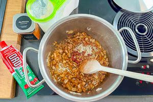 Zwiebeln anschwitzen und mit Paprikapulver, Mehl und Tomatenmark mischen