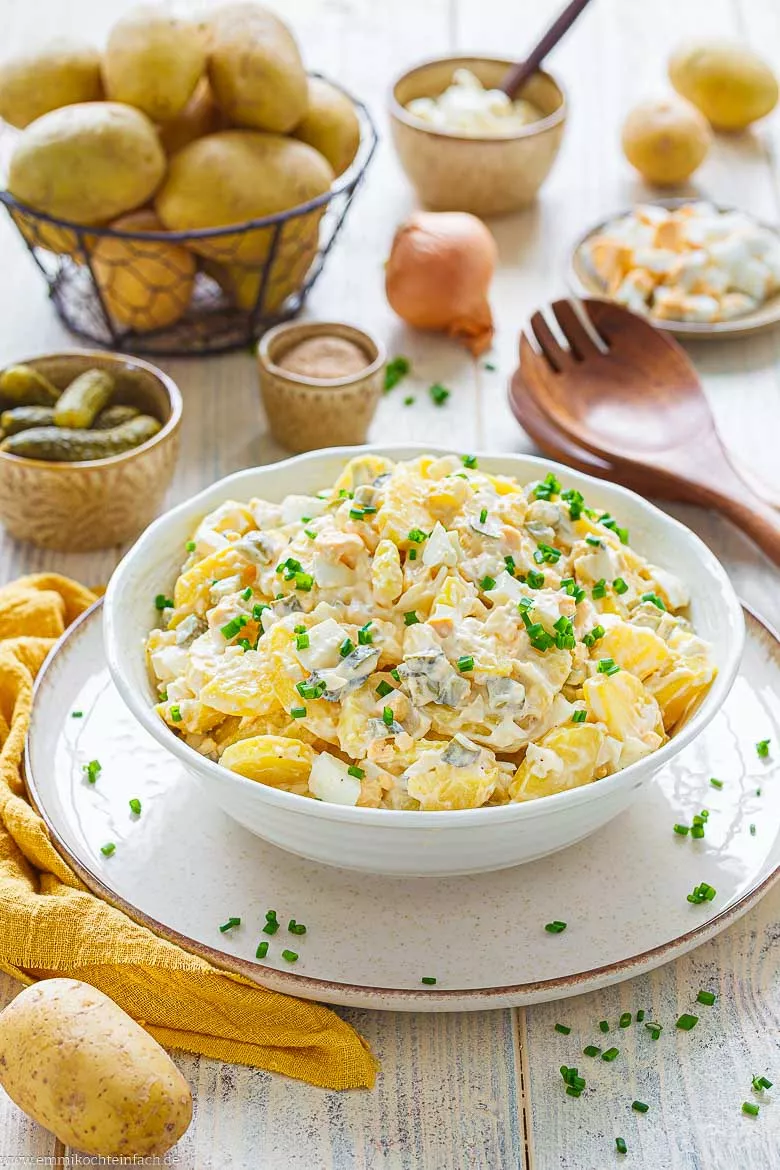 Einfacher Kartoffelsalat mit Mayonnaise und Gurke