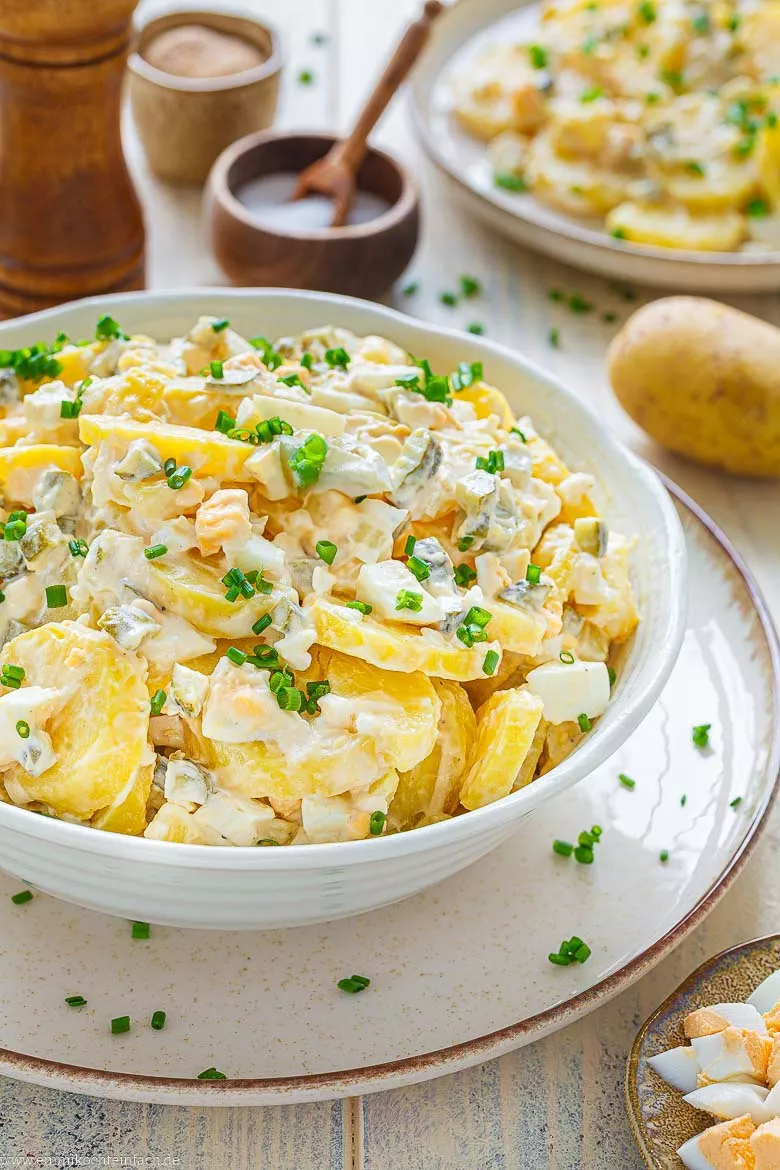 Klassischer Salat aus Kartoffeln mit Mayonnaise-Dressing