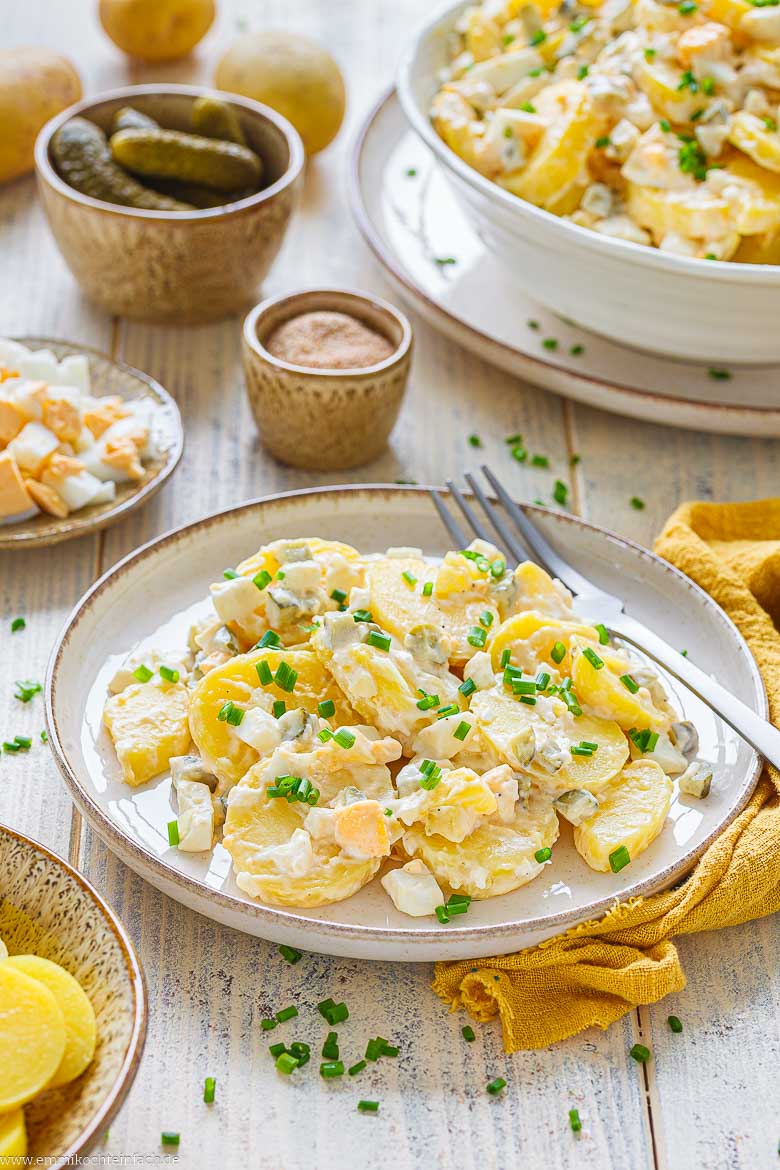 W&uuml;rzige Kartoffelbeilage mit Mayo, Gurke und Ei