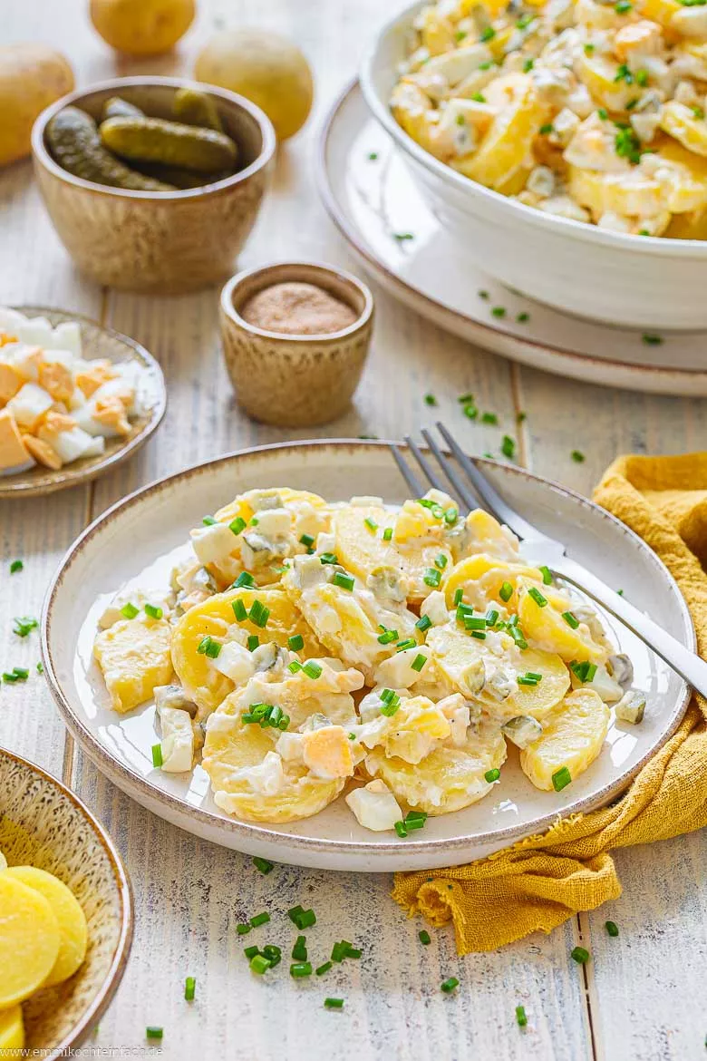 Würzige Kartoffelbeilage mit Mayo, Gurke und Ei