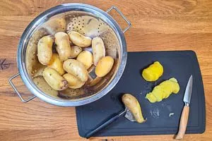 Gekochte Kartoffeln schälen