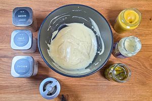 Mayonnaise, Senf und Gewürze verrühren