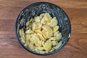 Kartoffelscheiben mit Mayo-Dressing vermengen