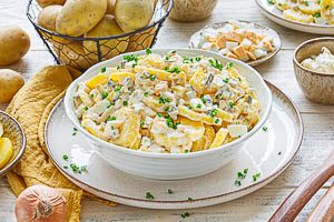 Kartoffelsalat mit Mayo frisch zubereitet servieren