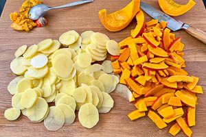 Kartoffeln und Kürbis für den Auflauf vorbereiten