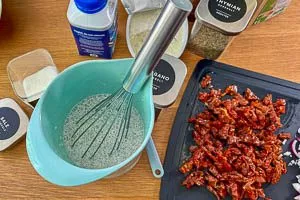 Zutaten für die Kürbisauflauf-Soße verrühren