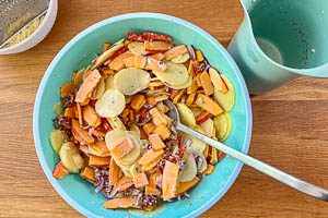 Kartoffeln, Kürbis und Zwiebel mit der Sahnemischung vermengen