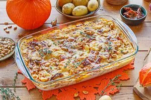 Hokkaido-Kürbisauflauf mit Kartoffeln warm servieren