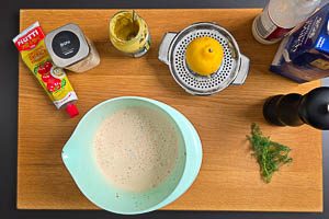 Soße aus Sahne, Milch, Gemüsebrühe, Tomatenmark, Zitronensaft, Senf, Pfeffer und Dill anrühren