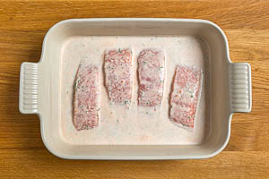 Soße über den Lachs gießen und in den Ofen stellen