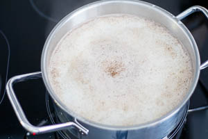 Milchreis einmal aufkochen lassen.